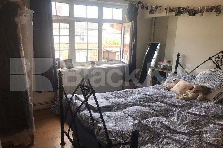 Superbly located Top floor duplex apartment Tower Bridge Road , London Bridge 